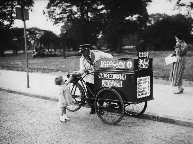 Illustration for article titled There's Nothing Photographers Love More Than People Eating Ice Cream